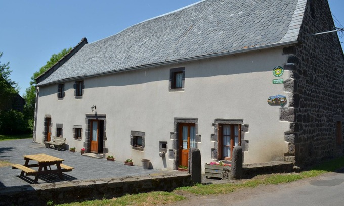 Olby House | Spacious warm L'Abri du Berge suitable for tribes