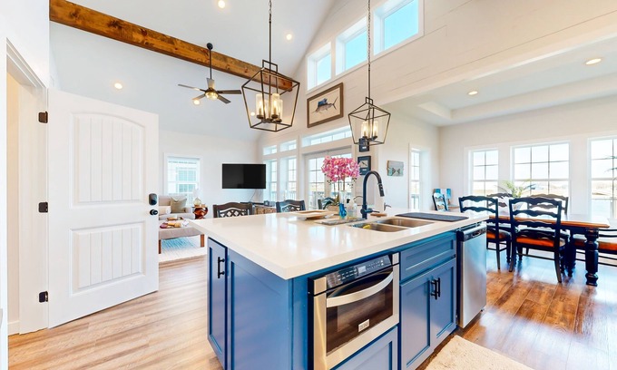 Freeport House | Spacious water view home full of nautical charm - balcony, grill, chef's kitchen