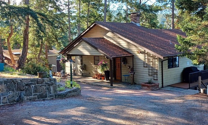 Pender Island House | Spacious Waterfront House on North Pender Island
