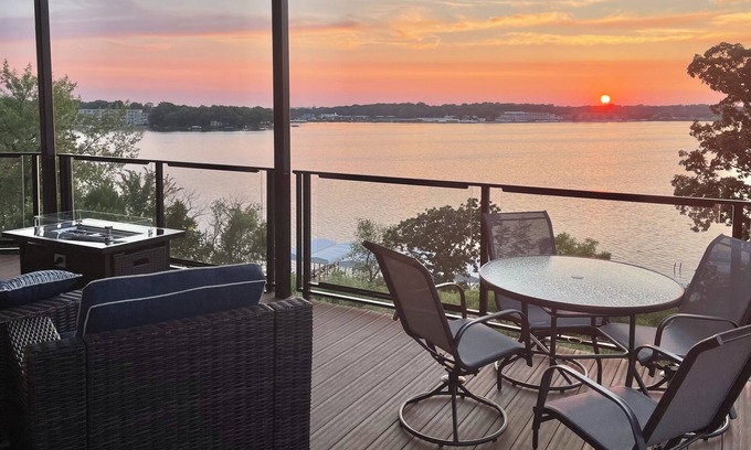 Spirit Lake Condo | Spacious Waterfront Corner Condo at Bridges Bay with 6 daily waterpark passes.