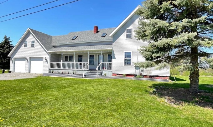 Brier Hill House | Spacious Waterfront Cottage on Black Lake fits up to 10