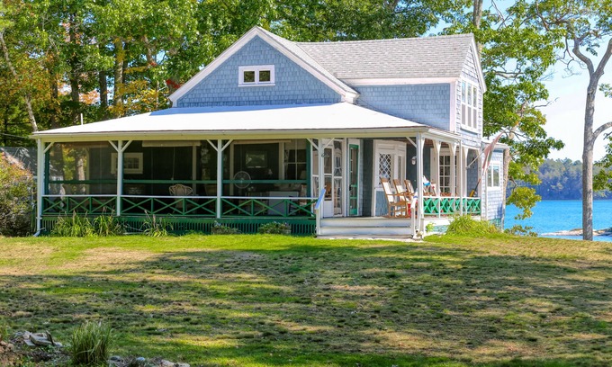 Brunswick House | Spacious Waterfront Estate & Cabins W/Porch, Fireplace, Kayaks & Free WiFi