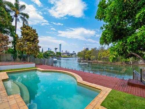 Broadbeach Waters House | Spacious Waterfront Retreat in Broadbeach Waters