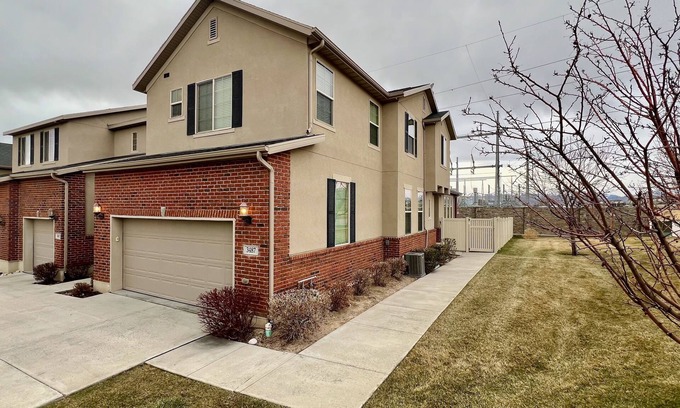 Lehi House | SpaciousTownhome with Private Back Yard