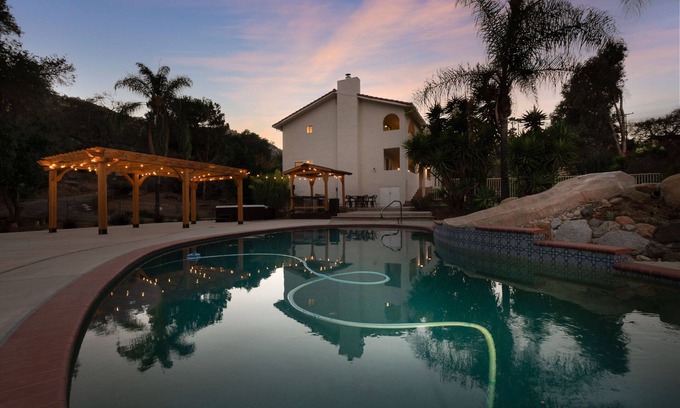 North Ridge House | Spanish Casita With Game Room/Putting Green/Beach VolleyBall/Pool Slide/Hottub!
