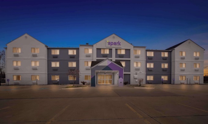 Quad Cities Hotel | Spark by Hilton Moline Quad Cities