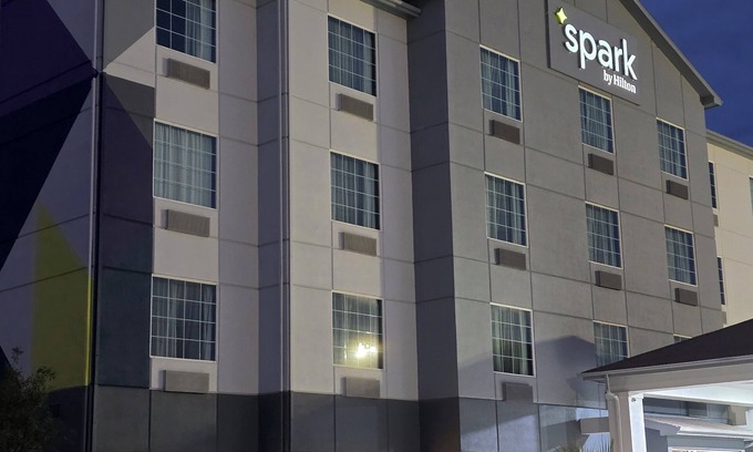 Selma Hotel | Spark by Hilton Selma