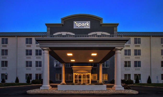 Walker Hotel | Spark By Hilton Walker Grand Rapids North
