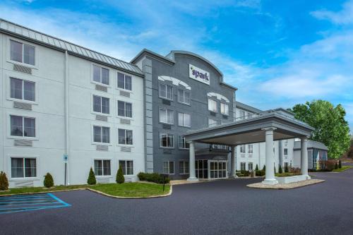 Walker Hotel | Spark by Hilton Walker Grand Rapids North