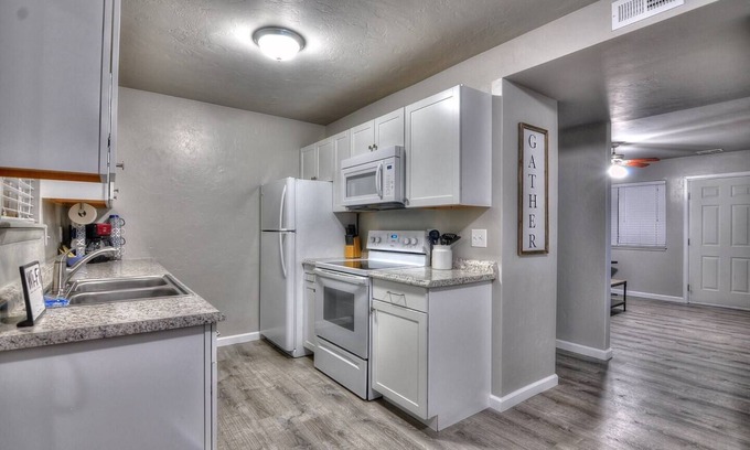 Grand Junction House | Sparkling Clean Modern Townhome! Pet Friendly, Fast WiFi