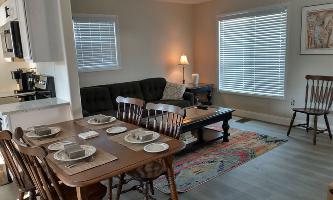 Nokomis House | Sparkling ensuite, minutes to beach, restaurants. Shared kitchen, living room.