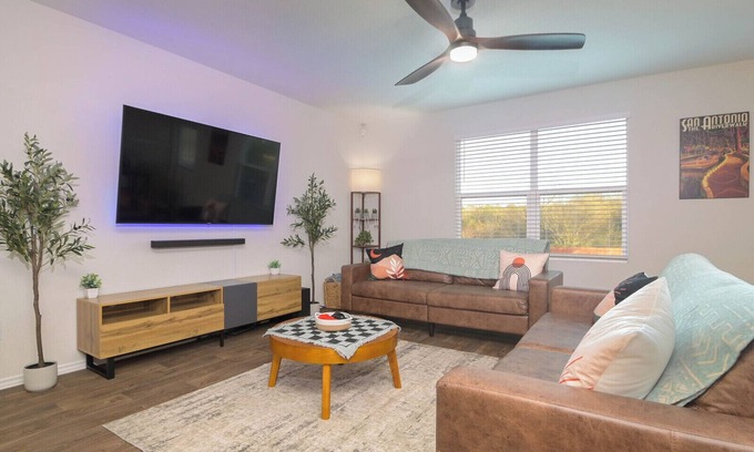 Medina Valley House | Sparkling New 4 Bedroom Family Retreat near Sea World, Lackland AFB, & Six Flags