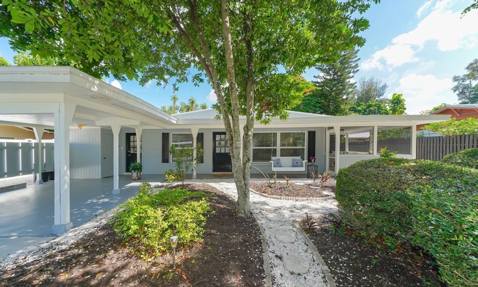 Southgate House | Sparkling Rental Close to Beaches and Downtown