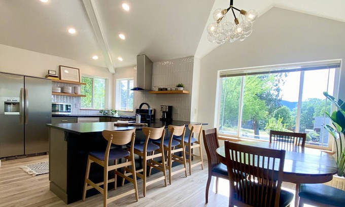 Klamath Falls Condo | Sparkling Running Y Tree Top Condo with Spectacular Views - Close to Crater Lake