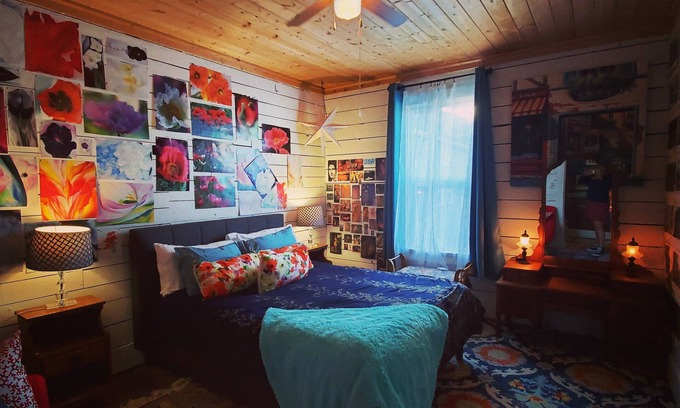 North Bend Apartment | Sparrow's Nest Charming Vintage Apartment with Bay Views