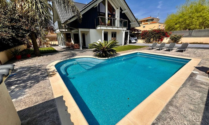 Vilanova I la Geltru House | sparrow villa in residential area by hlclub agency