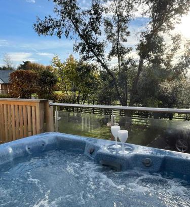 Newton Stewart Apartment | Sparrowhawk Cottage with Hot Tub