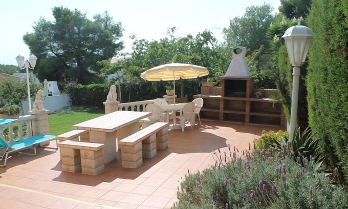 El Vendrell House | Spatious ground-floor in a two-flats house with terrace, barbecue and garden.