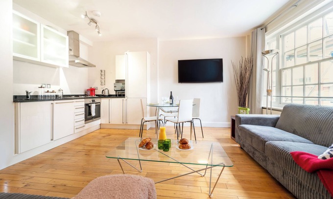 Farringdon Apartment | Specious 1 bedroom apartment with a balcony in Prime location. Pet friendly!