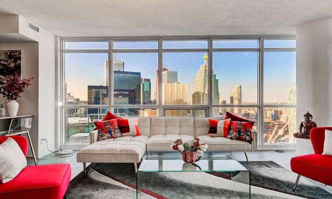 Downtown Toronto Apartment | Specious LUX 2BD Downtown Toronto with Parking!