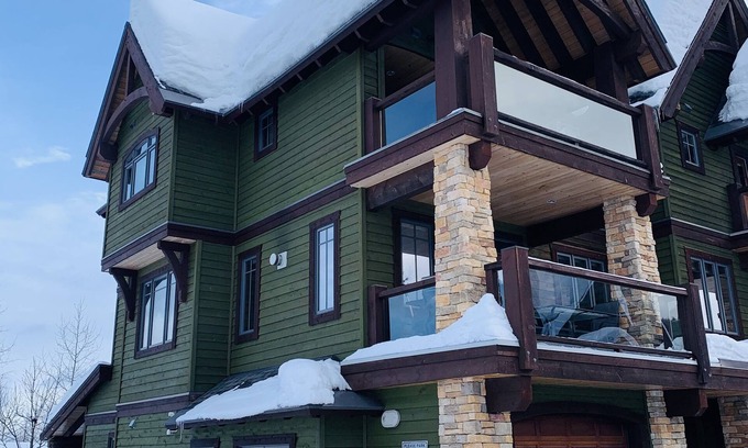 Rossland House | Spectacular 4 BDRoom Creekside Condo at RED Mountain