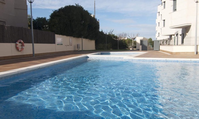 L'Escala Apartment | Spectacular apartment with communal pool and views of the port