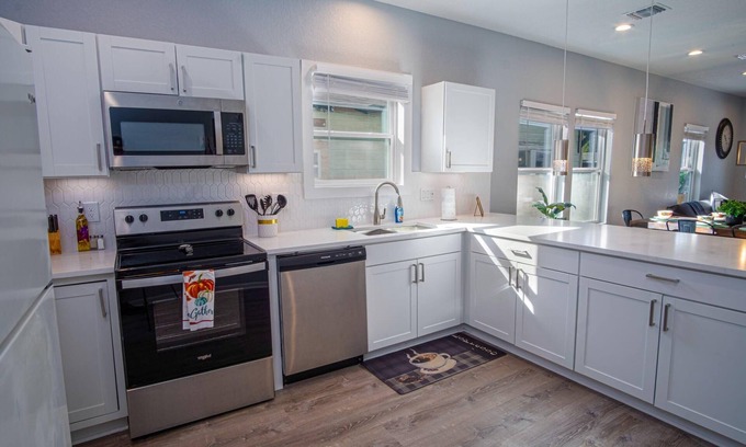 Eastside Promise Neighborhood Cottage | Spectacular Brand New 4br/2.5ba Near DT/Riverwalk