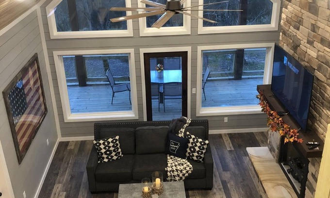 Mountain View Cabin | SPECTACULAR CABIN on the White River! EV charger on site.