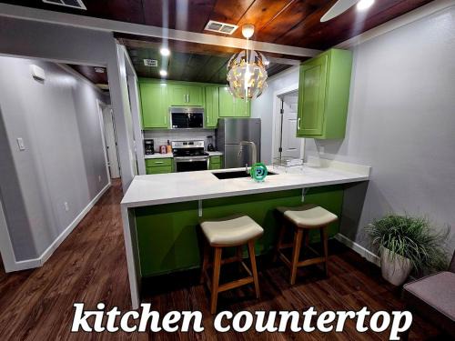 McAllen Ski Chalet | spectacular challet 5 minutes la plaza mall, shopping stores, restaurants and hospitals