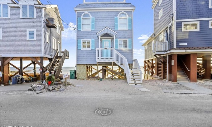 Fairfield House | Spectacular direct waterfront with rooftop hot tub 360 degree views.