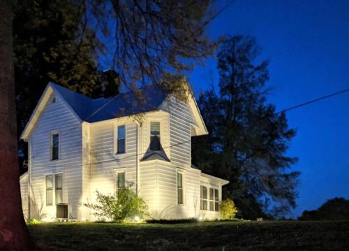 Dryden House | Spectacular Fully-Equipped Farmhouse Getaway in Dryden, Virginia