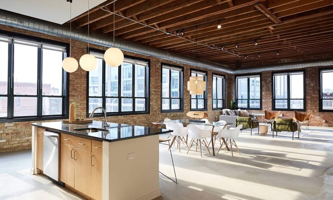 West Loop Apartment | Spectacular Fulton Market Penthouse, Sleeps 24 in Style | Featured In Architectu