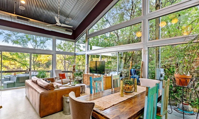 Apache Shores House | Spectacular Glass-Walled Home in the Heart of Hill Country! Close to Lake Travis