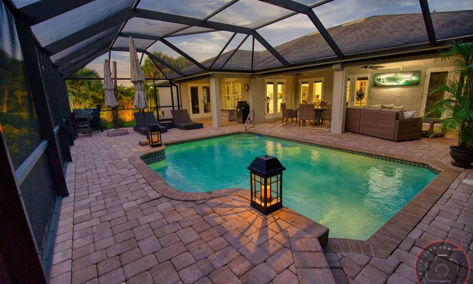 Pinehurst House | Spectacular Heat Pump Pool/Lanai, 4 bed/2 Bath Home only 10 min from 5 beaches