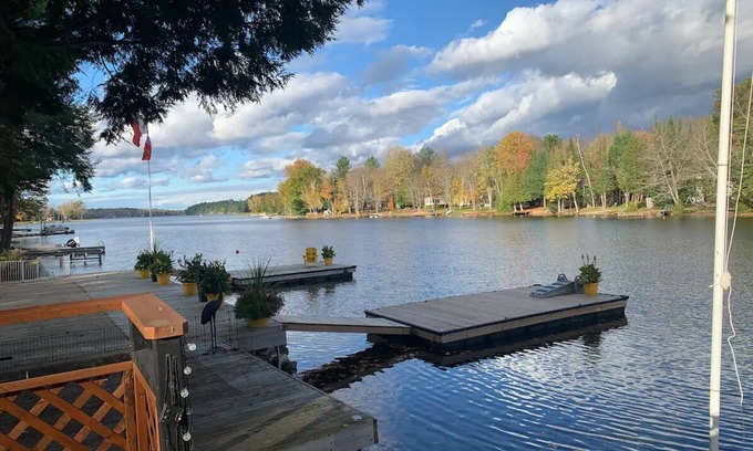 Minden Hills House | Spectacular renovated lakefront bangalow with hottub and great outdoor space