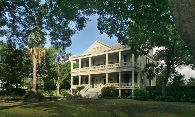 Arsenal House | Spectacular Riverwalk Mansion w/Pool & Spa