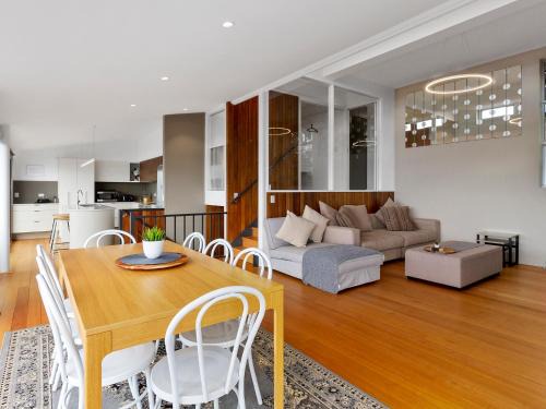 Mount Nelson House | Spectacular Views - 5 Bedroom House and Unit - Free Parking - Free WIFI