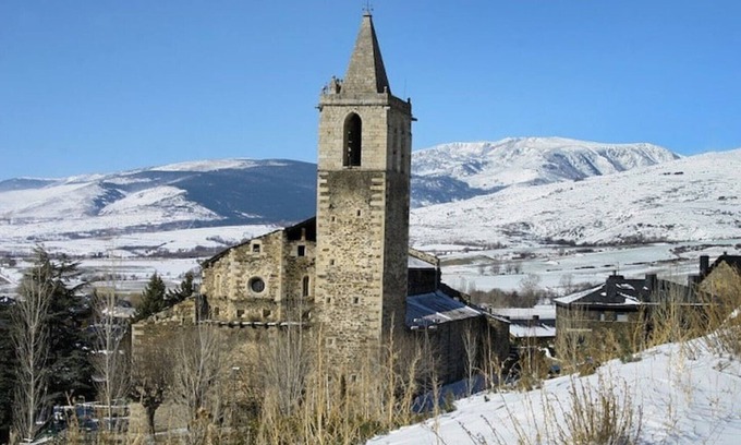 Llivia House | Spectacular vistas in the heart of Llivia