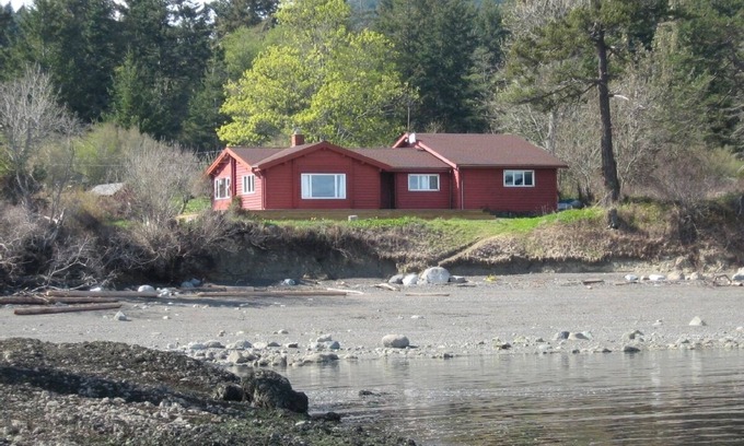 Pender Island House | Spectacular Waterfront Retreat On South Pender Island - Low Bank Beachfront