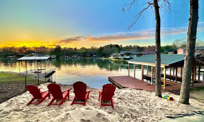 Piney House | Spectacular Waterfront Beach House w/Dock, Hot Tub, Wifi, H2O Toys & Location!