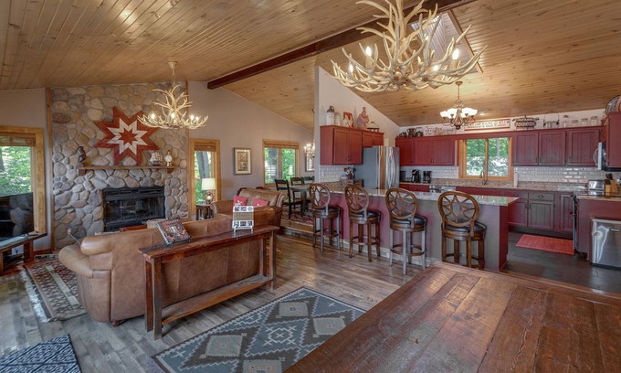 Nisswa Cabin | Spectacular Waterfront Gull Lake Cabin and Perfect Location Close to Everything