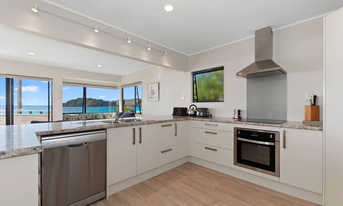Matapouri Cottage | Spectacular Woolleys Bay - Matapouri Holiday Home