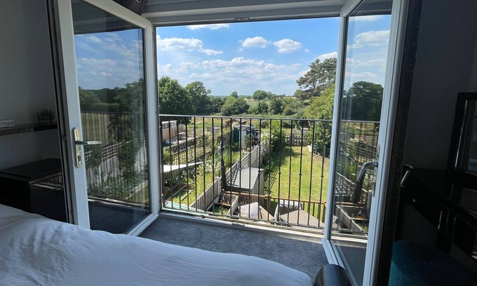 Braintree House | Spencer Square- A lovely 2 bedroom property in Bocking with cats