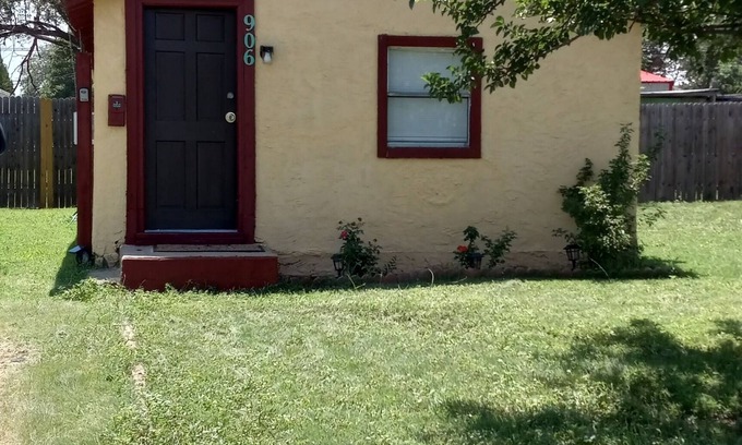 Canyon House | Spend the night in this blast-from-the past 1930's Shot Gun House