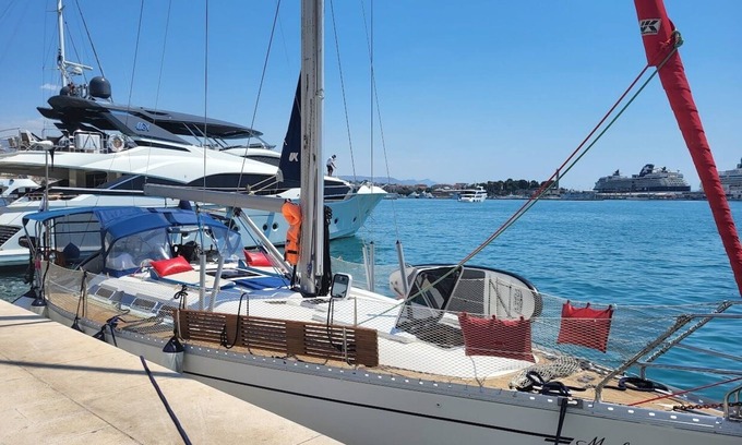 Split Apartment | Spend unforgettable days cruising on a private sailboat with a super host.