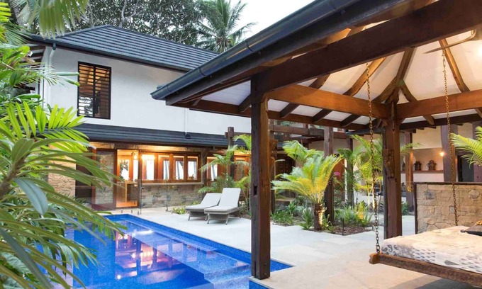 Mowbray Villa | Spice At Oak Absolute Oceanfront House