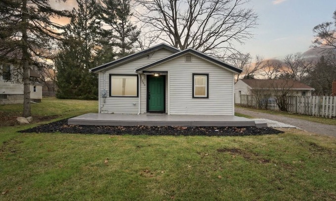 Waverly House | Splash of Sunshine 2 Bed 1 Bath