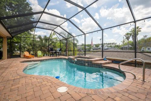 Palm Harbor House | Splashing Dolphins