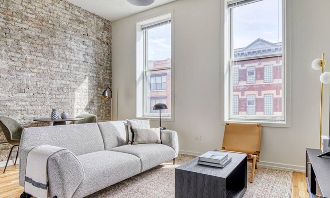 Wicker Park Apartment | Splendid Wicker Park 1BR w/ W/D, 1 block to L, Six Corners, by Blueground