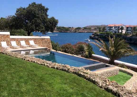 Santa Ana Villa | Splendide Villa les pieds dans l'eau dans la baie de Mahon